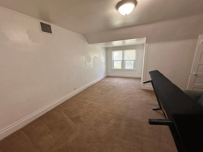 Building Photo - 1332 E 400 S