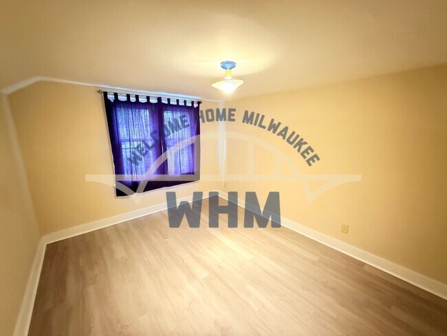 Building Photo - 2054 S 72nd St