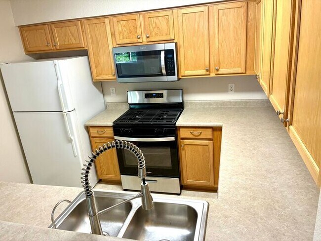 Building Photo - Beautiful and Spacious 3 Bed, 3.5 Bath Townhome in SE Fort Collins. Detached 1 Car Garage. Water/...