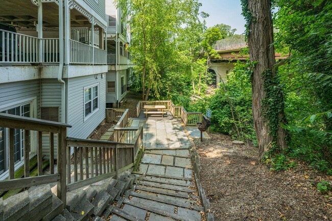 Building Photo - Luxurious 2 Bed 1 Bath Condo With Balcony ...