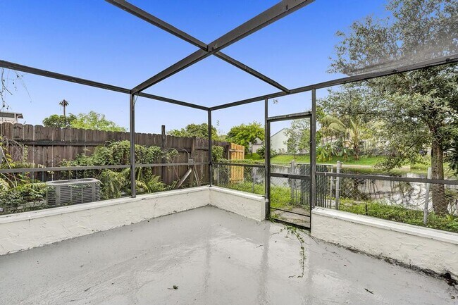 Building Photo - 3 BR / 3 BA + Patio + Parking AVAIL 8/1