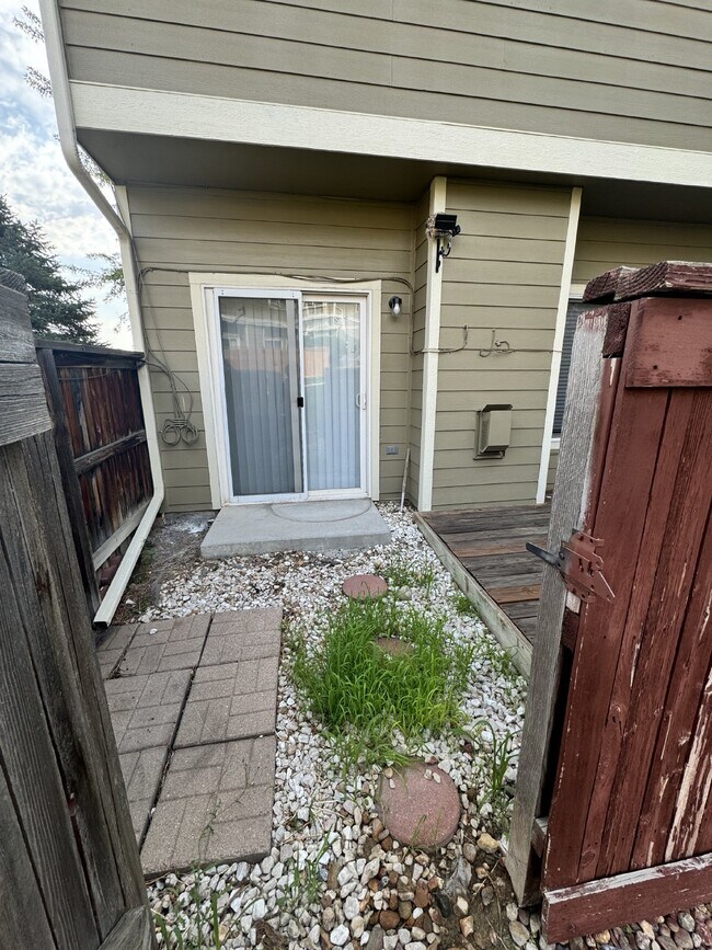 Building Photo - Beautiful End Unit Townhouse In Thornton!