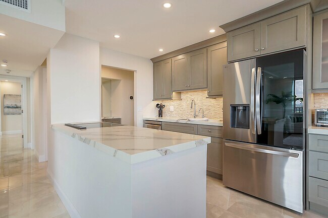 Building Photo - 2121 N Ocean Blvd