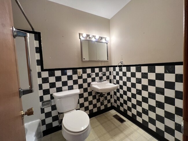 Building Photo - 207 N Mulberry St