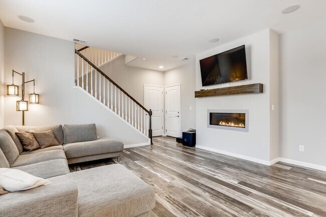 Building Photo - Evolve Real Estate: Beautiful House with Solar Panels  Available for Move in on August 5th!