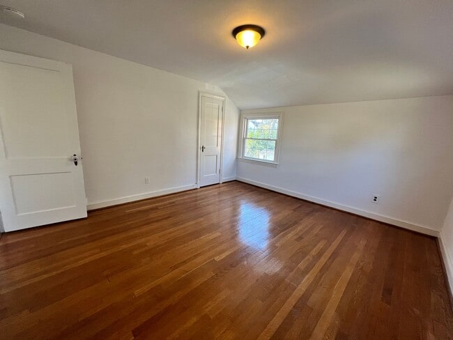 Building Photo - Stunning 4 BR/2.5 BA Single-Family Home in...