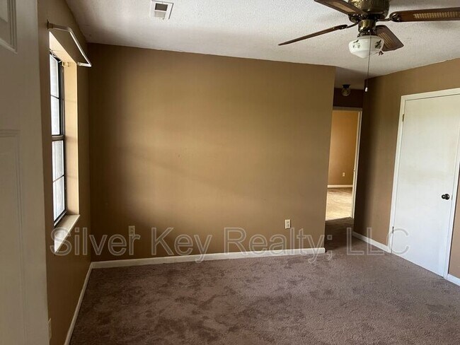 Building Photo - 823 Englewood Rd