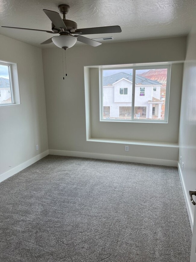 Building Photo - Beautiful Townhome in Washington!