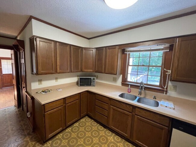 Building Photo - Wonderful ranch with inground pool!
