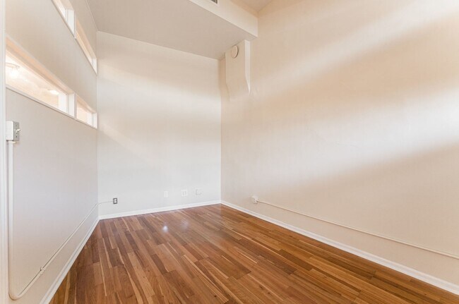 Building Photo - 2120 W Grand Ave