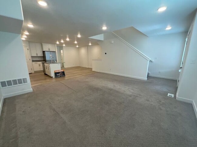 Building Photo - 4 Bedroom 3 Bath 2200 Sq ft Home 2 Car Garage.