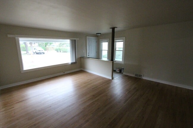 Building Photo - West Allis 3 bedroom 1 bath ranch Home