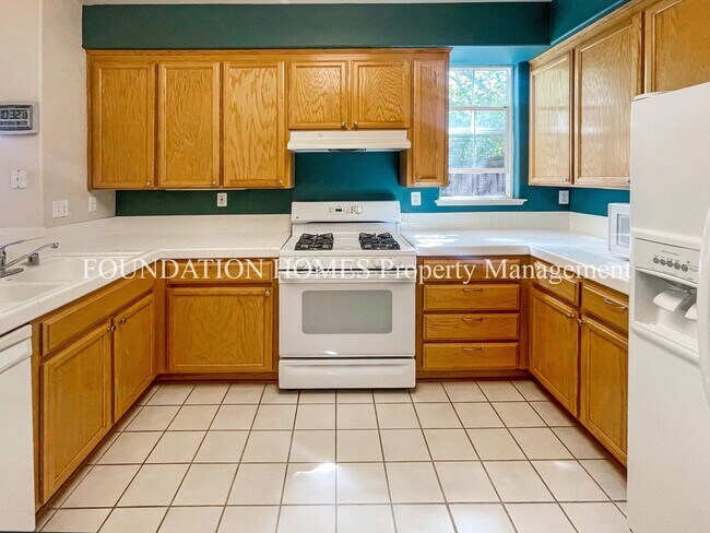 Building Photo - Great Layout, Newer Hamilton Condo - A/C - FOUNDATION -