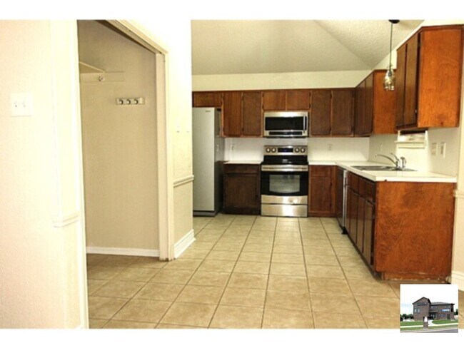 Building Photo - 213 Bronc Dr