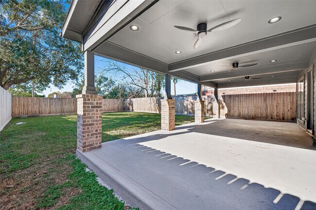 Building Photo - 1720 Old Creek Dr