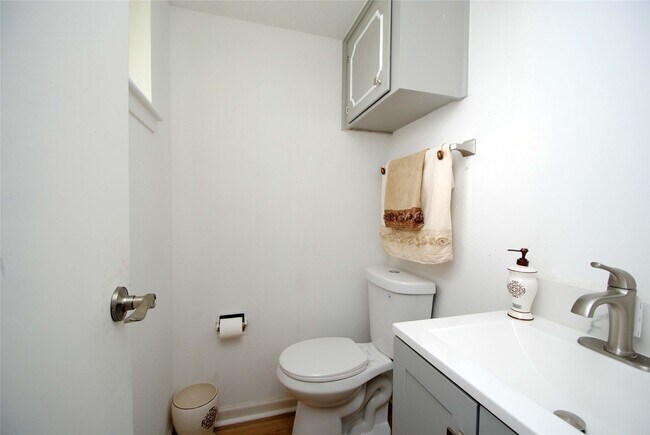 Building Photo - 2135 Bunzel St
