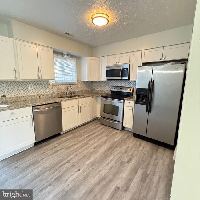 Building Photo - 2423 W Rosecroft Village Cir