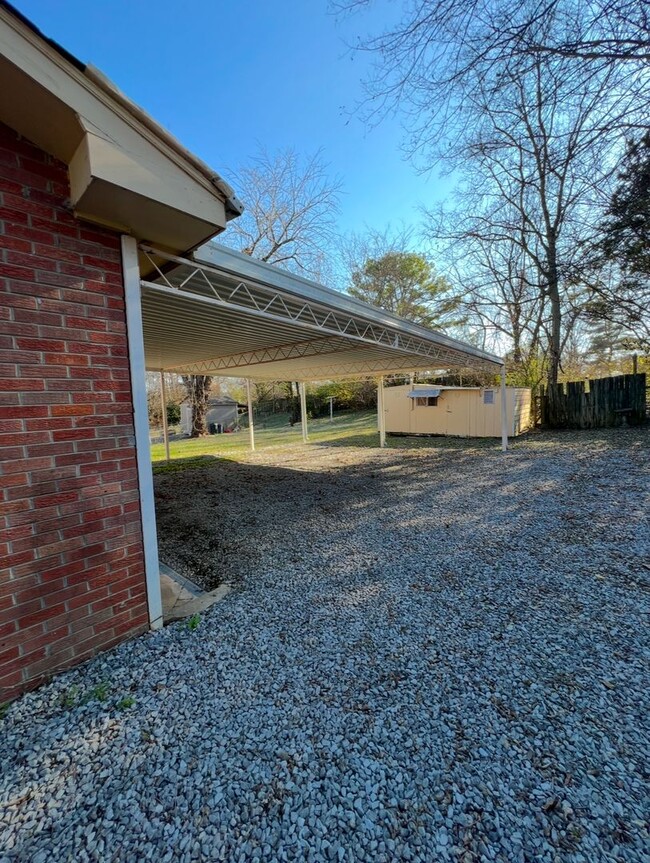 Building Photo - All Brick, 3 Bedroom Ranch in Hendersonvil...