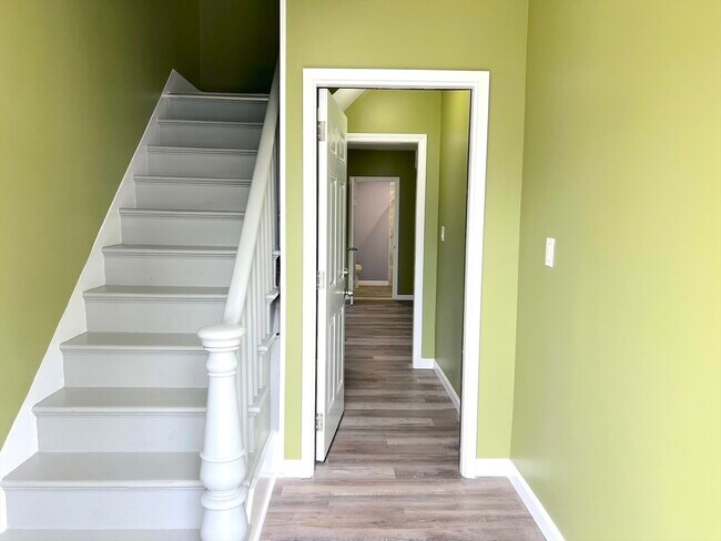 Building Photo - 156 Grinnell St