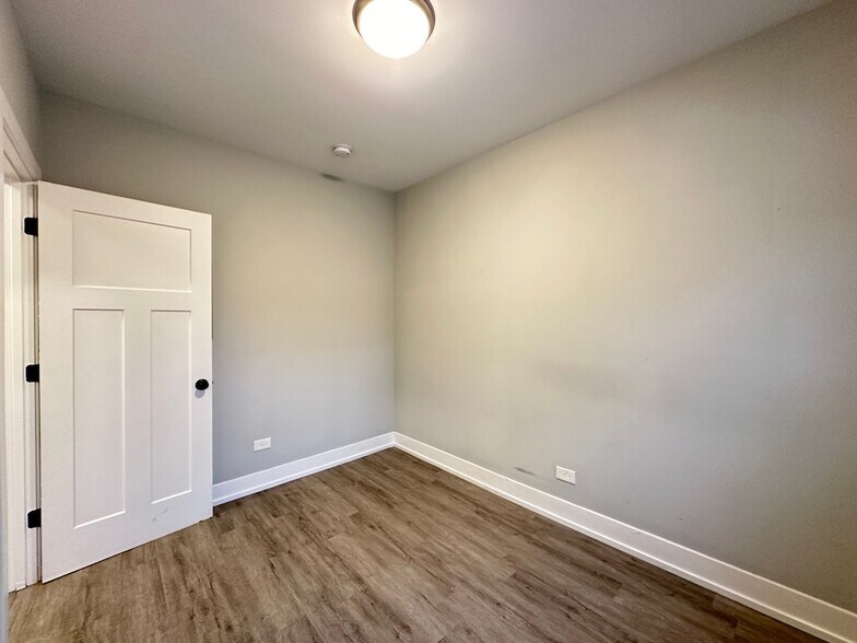 Building Photo - 708 W Brompton Ave