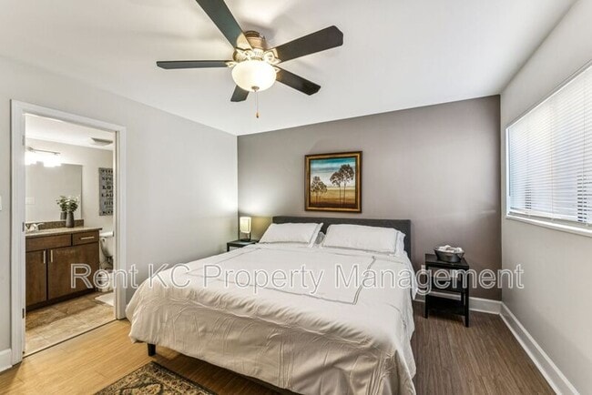 Building Photo - 530 W 10th St