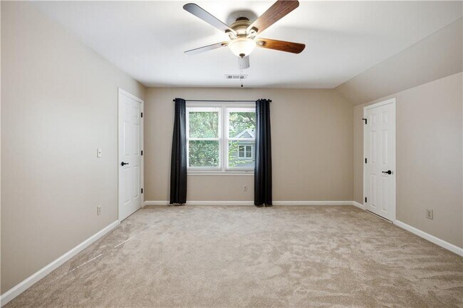 Building Photo - 5525 Hampstead Way