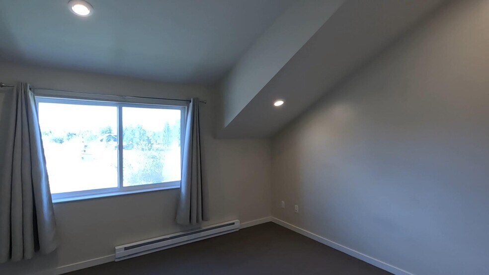Building Photo - 300 Van Tuyl Cir, Unit C