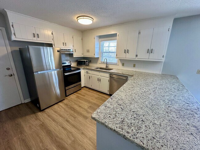 Building Photo - 3 Bedroom 1.5 Bathroom Home - Newly Updated - Available Now