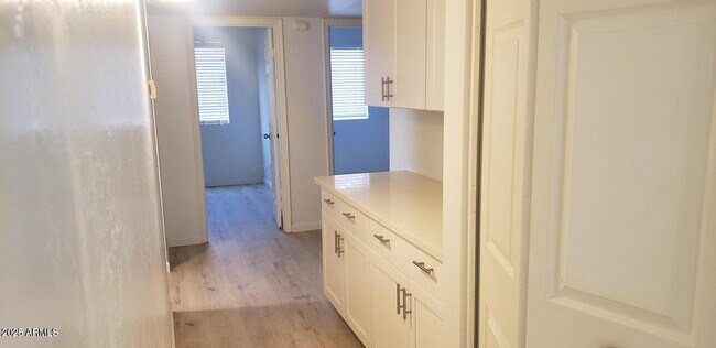 Building Photo - 2001 W Summit Pl