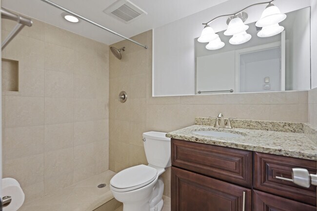 Building Photo - 2840 SW 22nd Ave
