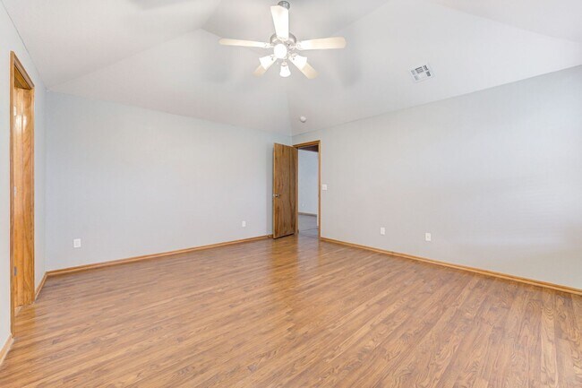 Building Photo - Beautiful 3x2 with Sunroom in Yukon