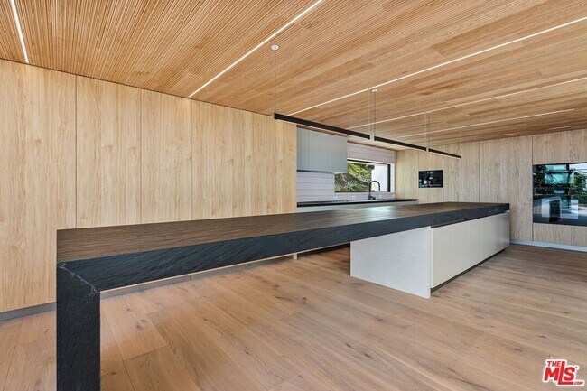 Building Photo - 2501 Banyan Dr