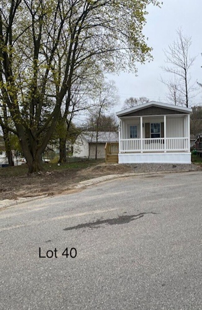 Primary Photo - Lot 40