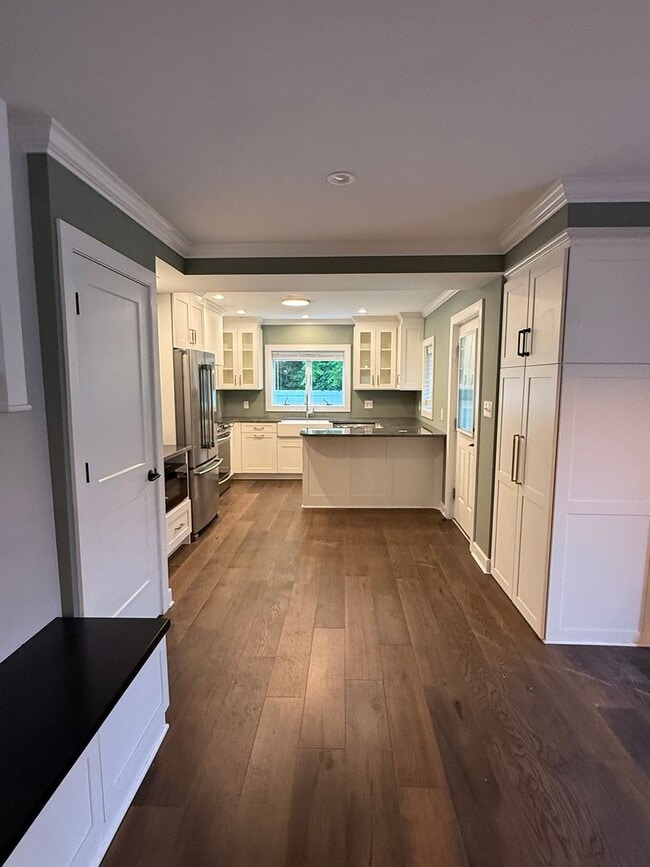 Building Photo - Beautifully updated THREE BEDROOM - Southe...