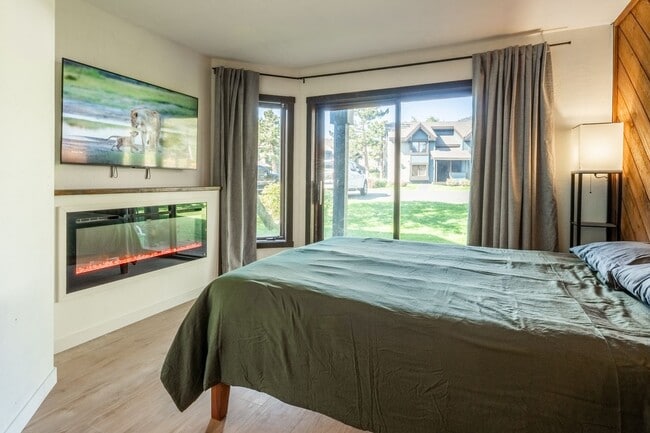 Building Photo - Spacious Snowcreek III Condo – Winter Rental