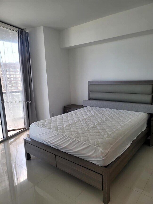 Building Photo - 475 Brickell Ave