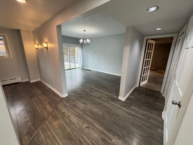 Building Photo - Spacious Private Oasis - 3 Bedroom 2 Bathr...