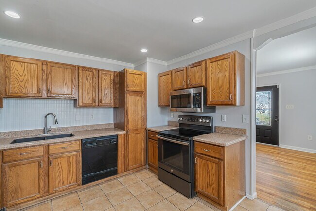 Building Photo - 3701 Vera Dr