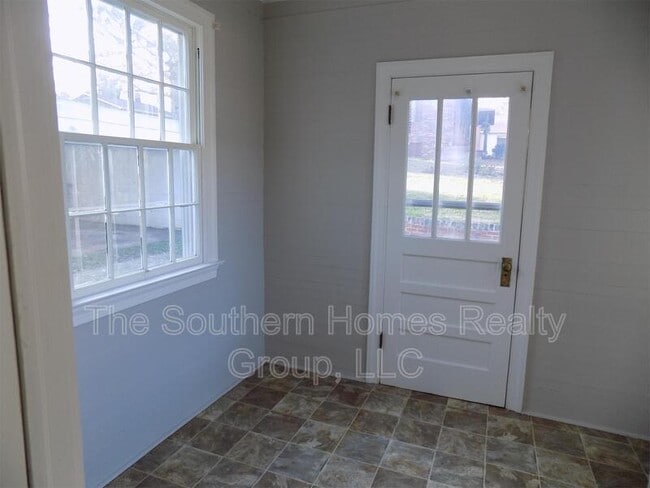 Building Photo - 306 Walker St