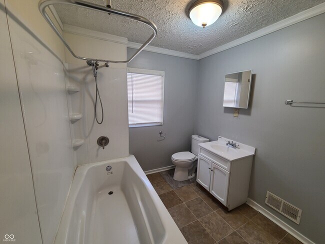 Building Photo - 143 W 35th St