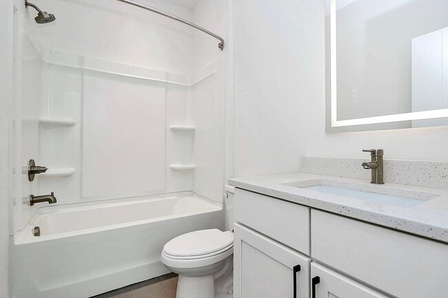 Building Photo - Stunning 3 Bedroom Townhome Near Uptown Ch...