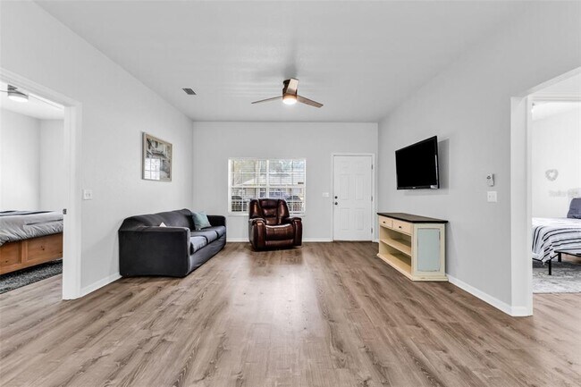 Building Photo - 1647 Red Oak Ln