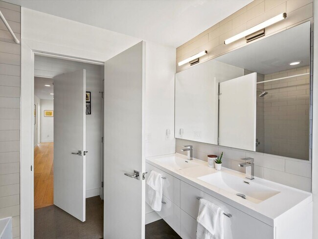 Building Photo - Luxury 3-Bed, 3.5-Bath Denver Home with Ro...