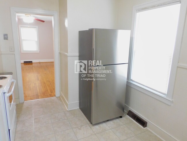 Building Photo - Adorable 2 BR/1 BA Home w/ Fenced Yard