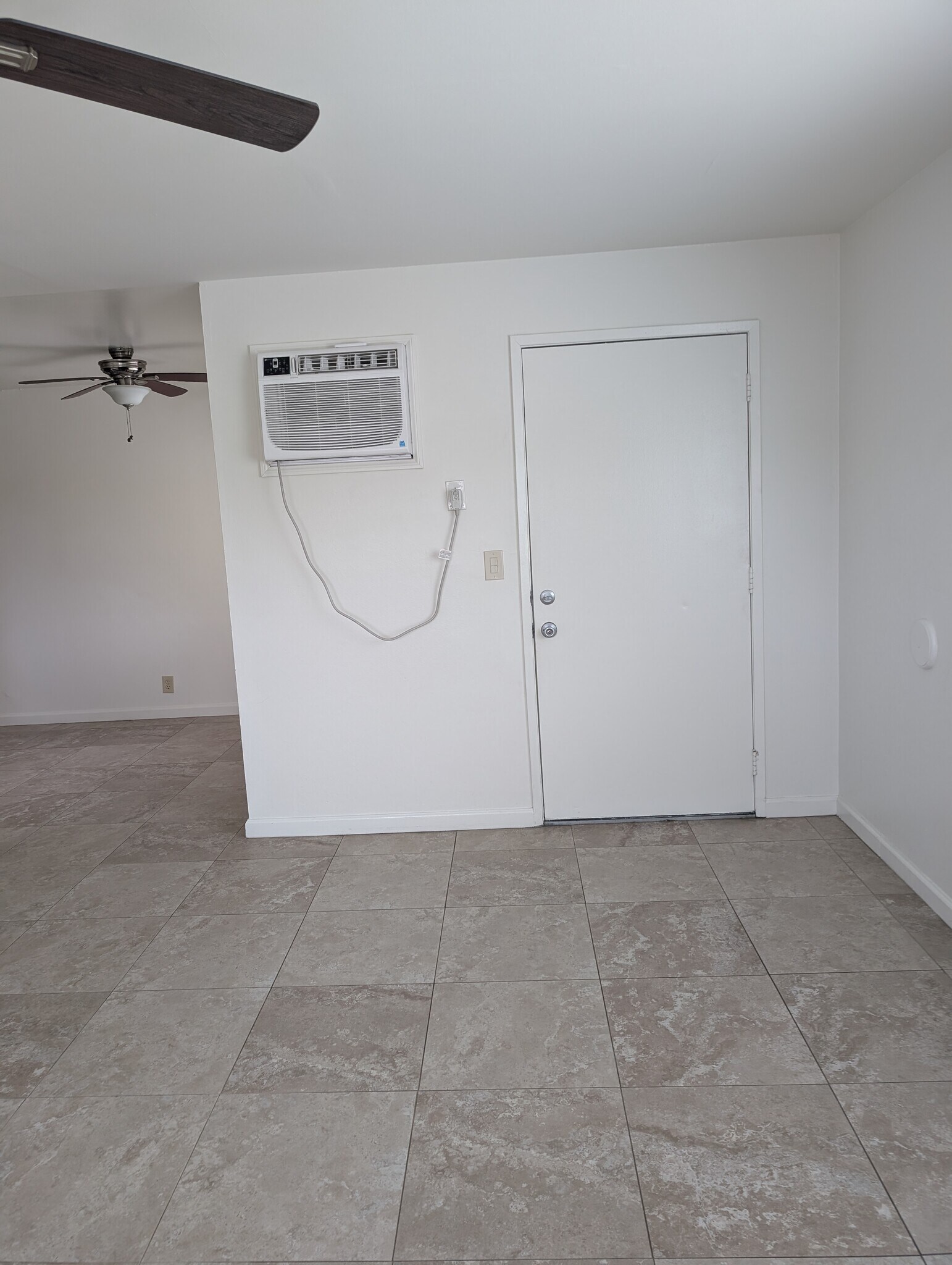 Living room facing front door - 4435 Bonnie Brae St