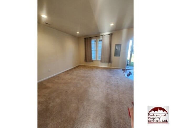 Building Photo - Beautiful Luxury Townhome Near Everything!