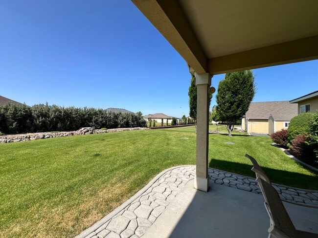 Building Photo - Well Maintained Home in Pelican Point Comm...