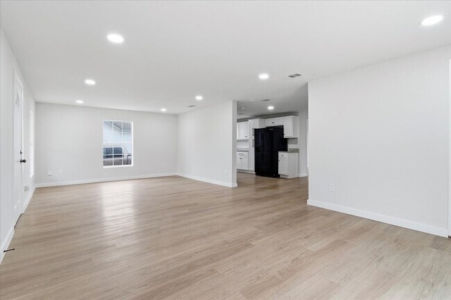 Building Photo - 404 S Murray St