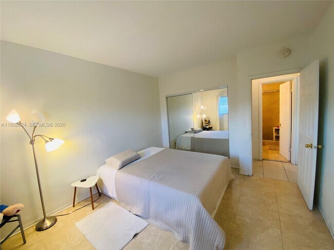 Building Photo - 1560 NE 127th St