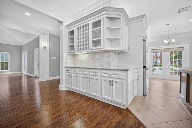 Building Photo - 10310 Chevy Chase Dr